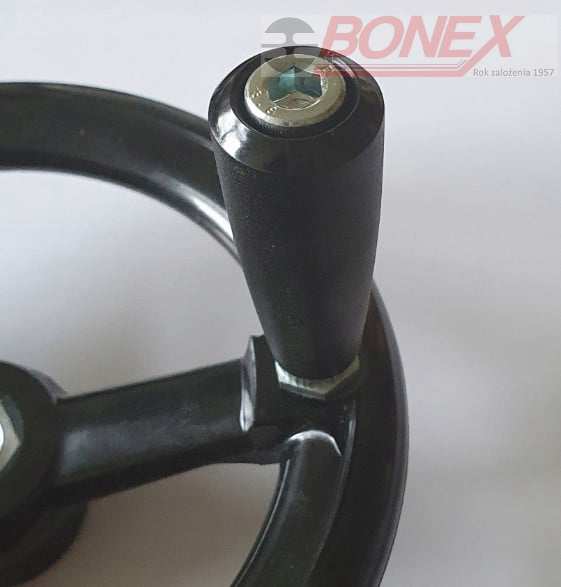 Koło ręczne trójramienne z rękojeścią na obrzeżu